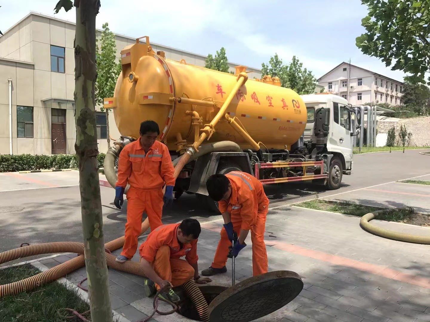 呼兰管道疏通车停在窨井附近