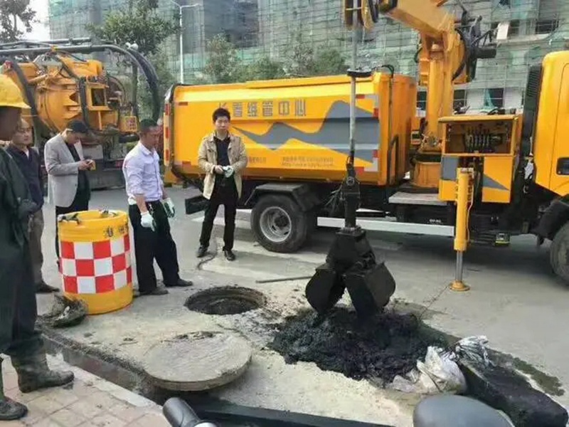 呼兰街道：网格员化身“清道夫”，为民解忧疏通“堵心”化粪池