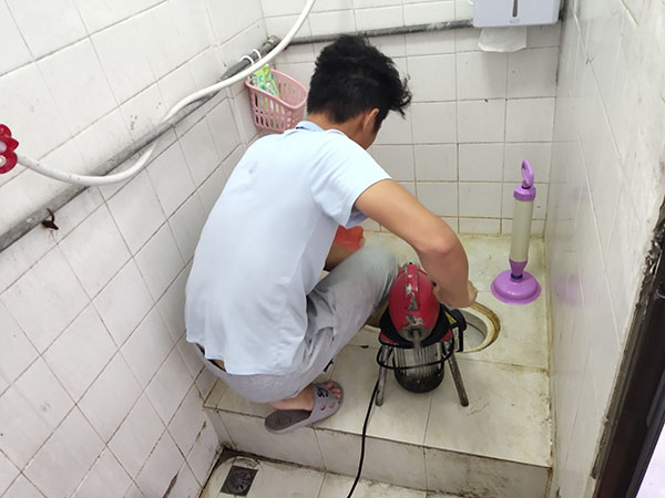 呼兰肥皂掉到马桶里把马桶堵住了怎么办？马桶堵住了怎么办