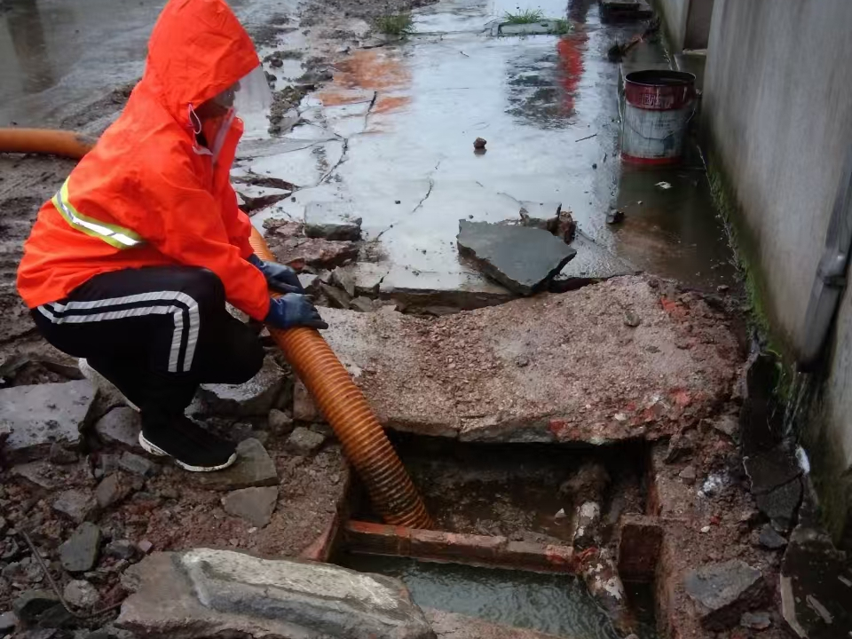 呼兰专业清理污水池 炜誉市政以规范流程守护城市 “肠道”